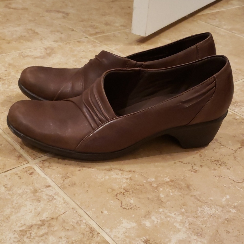 Clark's super comfy shoes.  Also have black - Picture 2 of 2